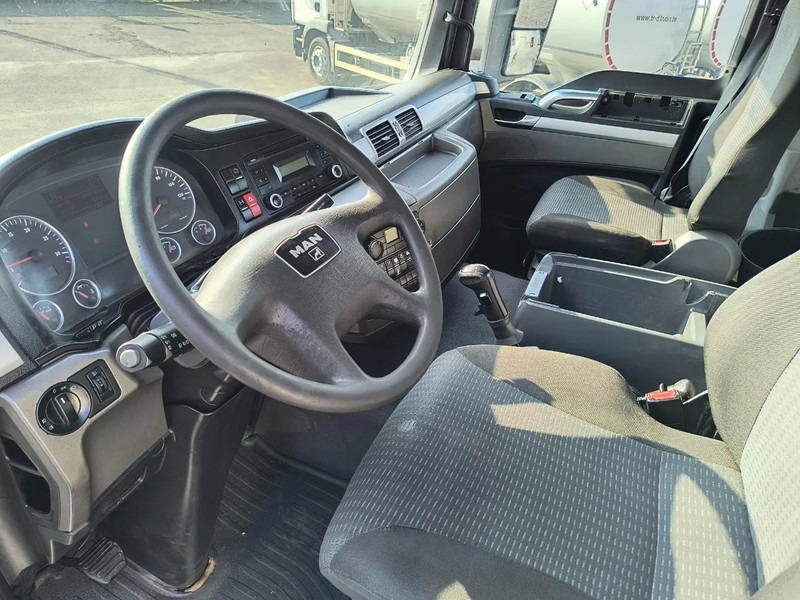 Фото интерьера 1: Грузовик-цистерна для транспортировки молока MAN TGS 26.360 15000L INSULATED INOX TANK - 1 COMP - INTARDER Фото интерьера 1: Грузовик-цистерна для транспортировки молока MAN TGS 26.360 15000L INSULATED INOX TANK - 1 COMP - INTARDER