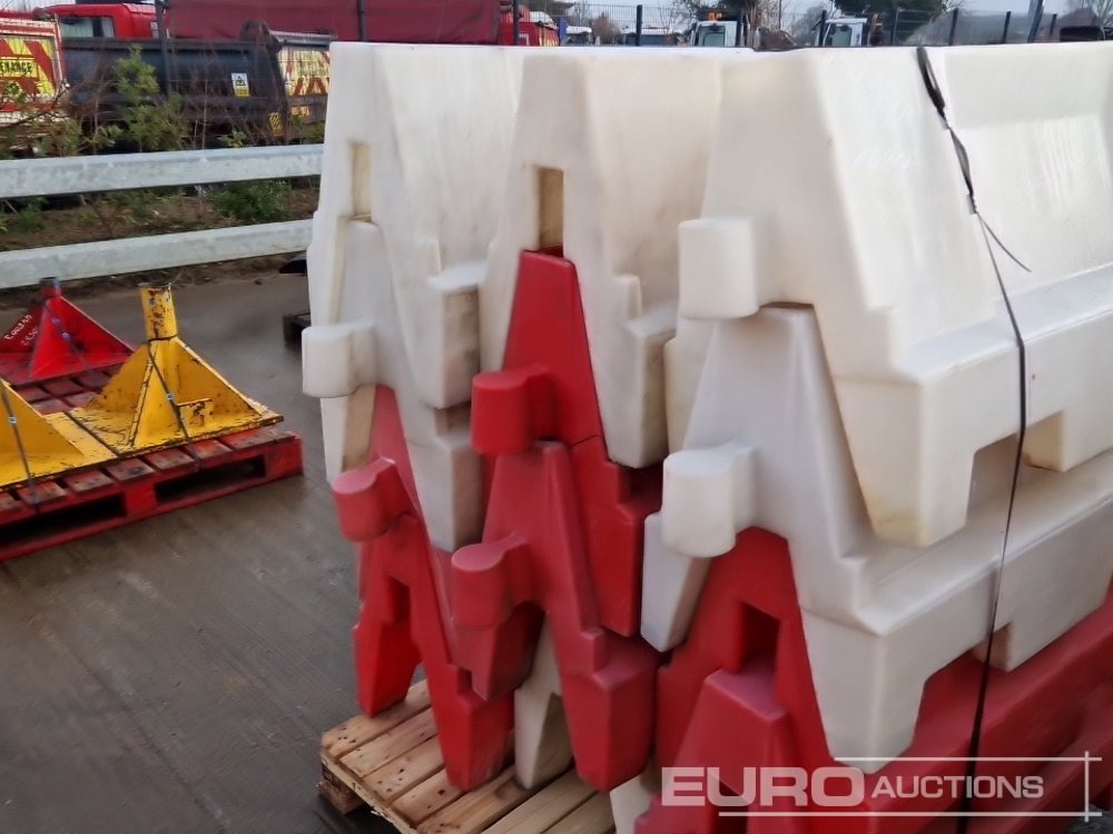 Строительное оборудование Pallet of Water Filled Barriers (5 of): фото 12