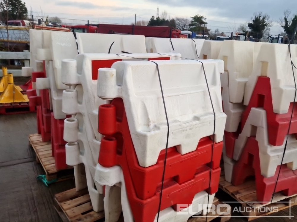 Строительное оборудование Pallet of Water Filled Barriers (5 of): фото 14